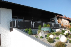 gartengestaltung-vorgarten-steine-frontal-balkon