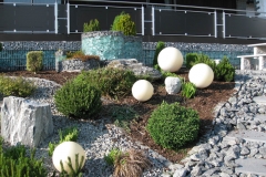 gartengestaltung-vorgarten-steine-frontal-glas-hf-links+