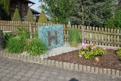 gartengestaltung-vorgarten-steine-seitlich-buchstabe