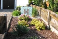 gartengestaltung-vorgarten-steine-seitlich-hf