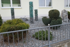 haus-steingarten-saeulen-busch-1000x750
