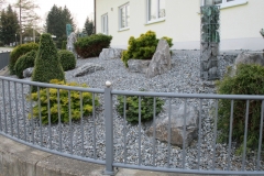 haus-steingarten-saeulen-steine-1000x750